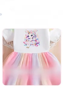Détail d'une robe licorne en coton doux avec jupe en tulle arc-en-ciel respirant