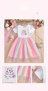 Détail de robe licorne d'été avec manches volantées en tulle arc-en-ciel et broderie