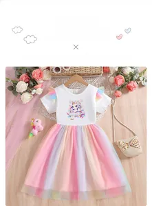 Détail d'une robe blanche en coton pour fille avec licorne et jupe en tulle arc-en-ciel