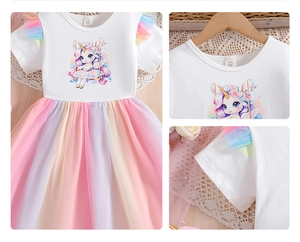 Détail de la robe licorne arc-en-ciel pour fille avec col en dentelle et manches en tulle