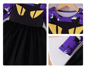 Makroaufnahme von Halloween-Kleid mit Katzenohren, gelben Augen und Tüll-Details