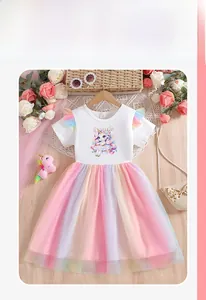 Détail du haut blanc pour filles avec motif licorne et jupe tutu en tulle arc-en-ciel