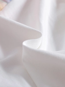 Gros plan sur le tulle de coton blanc doux avec une texture délicate pour robe de bébé