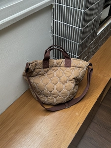Detailansicht der gesteppten Puffer-Tasche in Hellbraun mit robusten Schultergurten