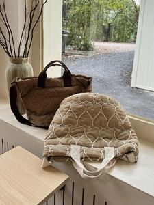 Gesteppte Schultertasche aus Daunenbaumwolle mit Herzmuster in Braun und Khaki