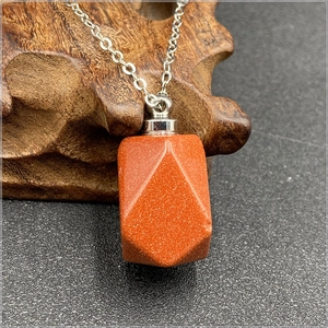 Collana con ciondolo geometrico in pietra del sole arancione e catena d'argento
