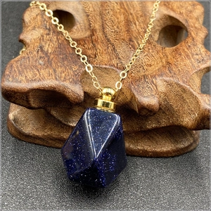Collana con ciondolo boccetta profumo in pietra arenaria blu e catena dorata