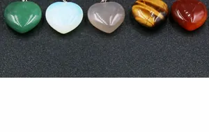 Dettaglio di cinque ciondoli in cristallo da 30mm a forma di cuore con anellini