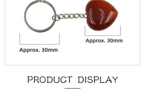 Dettaglio di un ciondolo a cuore in agata rossa da 30mm con portachiavi in metallo