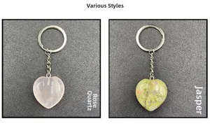 Dettaglio di portachiavi a forma di cuore in quarzo rosa e unakite con anelli d'argento