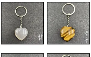 Dettaglio di ciondoli a cuore in agata grigia e occhio di tigre con portachiavi in metallo