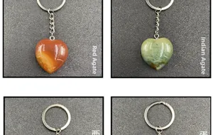 Dettaglio di ciondoli in agata naturale a forma di cuore con portachiavi in metallo argento