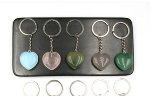 Dettaglio di portachiavi in agata a forma di cuore da 30mm in vari colori di cristallo