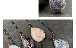 Détail macro des pendentifs arbre de vie filigranés en diverses pierres naturelles