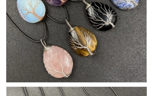Pendentifs arbre de vie avec fil métallique sur quartz rose et pierres précieuses