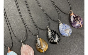 Détails de pendentifs Arbre de Vie en forme de goutte et diverses pierres naturelles