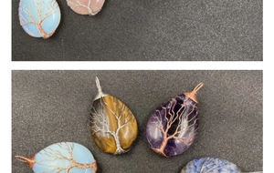 Pendentifs arbre de vie en pierres fines enroulés de fil de cuivre sur une surface texturée