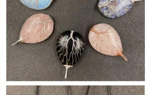 Détail de pendentifs arbre de vie en fil enroulé avec diverses pierres naturelles