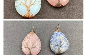 Détail de pendentifs Arbre de Vie en fil de fer avec opale, quartz rose et cristal