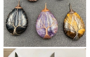 Détail macro de pendentifs arbre de vie faits main avec pierres précieuses en gouttes
