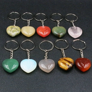 Set di 10 portachiavi in cristallo naturale a forma di cuore con quarzo rosa e agata