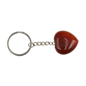 Portachiavi con ciondolo a cuore in agata rossa lucida e anello in metallo su bianco