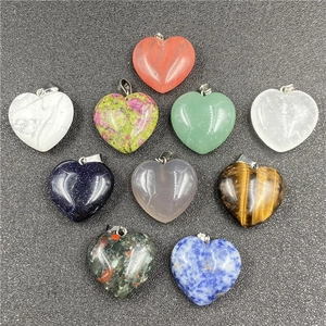 Set van 10 hartvormige edelsteenhangers met metalen oogjes in diverse kleuren en stijlen