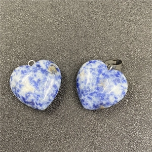Detailopname van hartvormige blauwe sodaliet natuursteen hangers met gepolijste afwerking