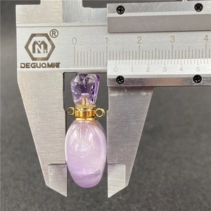 Nahaufnahme der Höhenmessung (3,8 cm) eines lila Quarz-Parfümflaschenanhängers in Gold