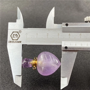Größenmessung des Amethyst-Herz-Anhängers für ätherische Öle mit Messschieber