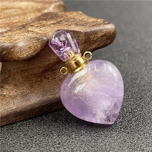 Detailansicht der herzförmigen Amethyst-Ätherisches Öl-Flasche Halskette mit Goldteilen