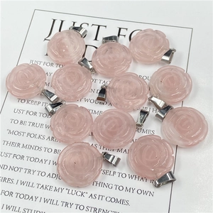 Vue détaillée de pendentifs fleurs en quartz rose avec une texture translucide claire