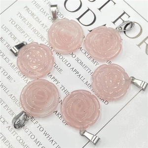 Détail de pendentifs en cristal rose naturel en forme de rose avec attaches en métal argenté