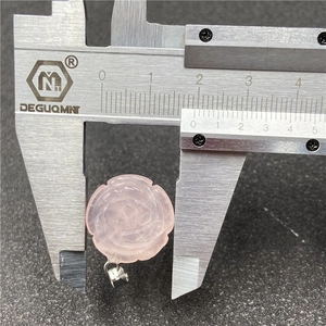Vue détaillée d'un pendentif en quartz rose sculpté de 1,8 cm mesuré avec un pied à coulisse