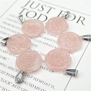 Vue détaillée de six pendentifs rose en quartz rose avec attaches en métal argenté pour collier