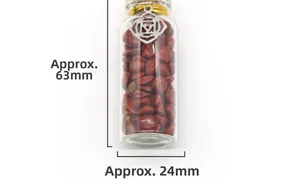 Makroaufnahme der Glashoffnungsflasche mit Roter Jaspis Steinen und Chakra-Anhänger
