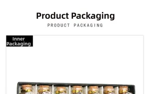 Schwarze Verpackung mit mehreren Mini-Glasflaschen, Korken und Metallanhängern darin