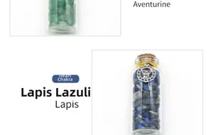 Detailansicht der Wunschflaschen mit Lapis und Aventurin sowie Korken und Metallanhängern