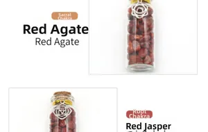 Detail von natürlichem rotem Achat und rotem Jaspis in Gläsern mit Chakra-Anhängern