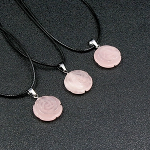 Collier avec pendentif fleur en quartz rose naturel et cordon noir avec fermoir