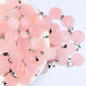 Pendentif fleur en quartz rose naturel élégant avec attache en métal argenté poli