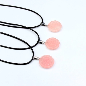 Colliers avec pendentif fleur en quartz rose naturel et cordon noir pour femmes