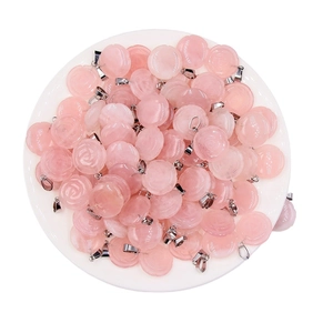 Pendentif rose en quartz rose naturel avec bélière argentée sur plateau blanc