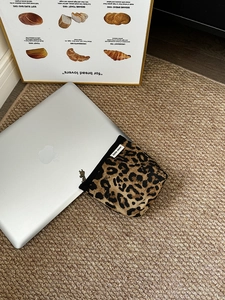Dettaglio della trousse in tela leopardata con etichetta Little Moon e zip nera