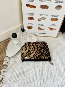Dettaglio della mini pochette trucco leopardata con etichetta little moon e cerniera