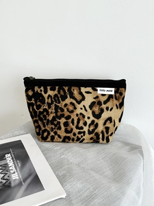 Mini borsa cosmetica chic in tela leopardata per riporre il rossetto in modo portatile