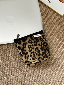 Mini pochette per trucchi in tela leopardata per rossetti con chiusura a zip e ciondolo
