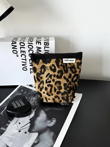 Mini borsa per cosmetici leopardata in tela con cerniera e etichetta little moon su libri