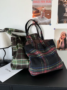 Large capacity wool plaid tote bag for women with minimalist autumn winter pattern design