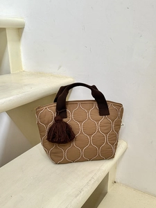 Borsa tote trapuntata marrone caffè con frange e manici in nastro resistenti